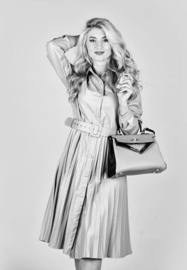 Tuvalet suyu. Bayan pahalı parfüm kokusunu tercih eder. Seksi kızın kıvırcık saç çantası var. Kadın parfüm şişesi tutuyor. Parfüm şişesi. Kadın parfümü ve parfümü, kozmetik. moda ve güzellik