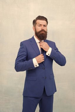 Bahsetmekten çekinme. İşe alım ve istihdam. Karizmatik adam tımar ediyor. Eleman alımı konsepti. Görüşmeye hazırım. Formalite alanında profesyonel çalışan. İşadamı şirket patronu.