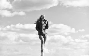 Mavi gökyüzü arka planında bir kadın. Model kadın dışarıda poz veriyor. Rahatına bak. Kadın dışarıda havanın tadını çıkarıyor. Özgürlük ve beklenti. Güzellik ve moda, bak. Yalnızlık kavramı. Cilveleşiyorum.