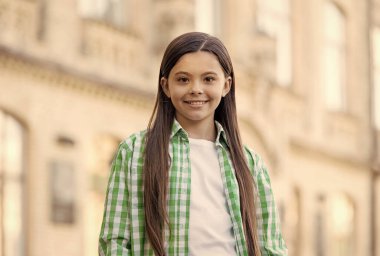 Tarzımı değiştirmeyi seviyorum. Dışarıda mutlu bir çocuğun moda görünüşü. Günlük giysiler içinde küçük bir moda düşkünü. Kıyafet trendleri. Moda kıyafetleri. Çocuklar için şık kıyafetler. Kız modası