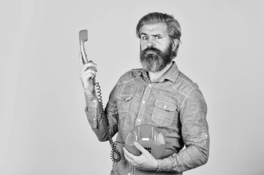 Modası geçmiş teknoloji. Yönetici telefon iletişimi. Telesekreter. Sakallı hippi telefon konuşması. Başarılı pazarlıklar. Retro telefon. Pazarlama otomasyonu. Soğuk Çağrı Betikleri