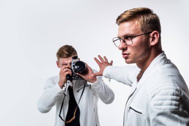 İkiz kardeşler, fotoğrafçılar birbirine benziyor. Klasik fotoğraf makinesi, paparazzi ve özel veri kullanıyorlar.