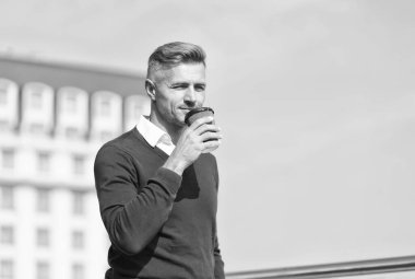 Kahve içiyorduk. Rahatla ve şarj ol. Yakışıklı adam kahve fincanı arka plan fotokopi alanı tutuyor. Uyum ve yaşam enerjisi dengesi. Kişisel bakım. Güzel anlar. Sükunet. Kahve molası