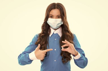 Covid salgını sırasında sağlık sigortası. Vitaminler ve antipiretik. Kız hapla işaret ediyor. Koronavirüs tedavisi. Eczanedeki çocuk. Doktor reçetesine uyun. Tıbbi maskeli çocuk antibiyotik taşıyor.