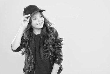 Moda salonunda ona en iyi kıyafetleri ve kıyafetleri giydiriyorsun. Mutlu çocuk sarı kapaklı arka planı düzeltiyor. Çocuklar giyer. Sıradan bir tarz. Moda. Modern sokak kıyafetleri. Kuaför salonu, kopyalama alanı