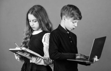 İnternette sörf yapmak. Sosyal ağlar ve blog. Modern bilgi kaynağı. Modern meslek. Çocuklar için modern eğitim. Programlama çalış. Laptop bilgisayarı olan bir öğrenci. Bilgisayarı kullanan çocuk. Çevrimiçi yaşam