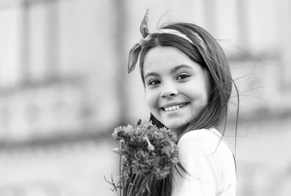 Pequena menina cornflowers buquê férias saudações, conceito de felicidade simples — Fotografia de Stock