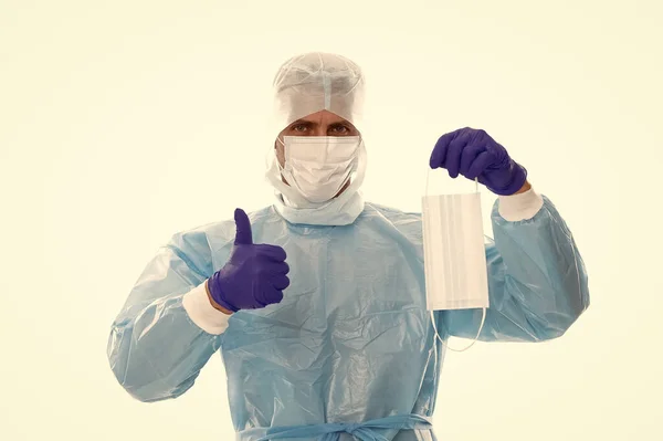 Epidemiólogo médico hombre que ofrece máscara respiratoria usar traje de protección de seguridad durante el brote pandémico coronavirus aislado en blanco, protección exitosa e higiene — Foto de Stock