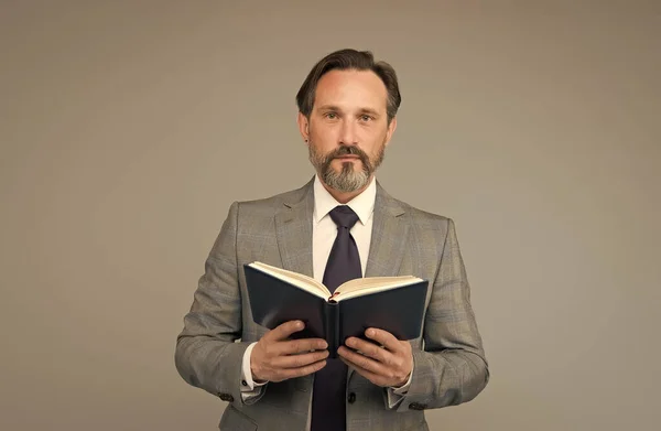 Homme mûr lisant la littérature d'affaires. homme barbu en costume lire le livre. comptable tient des registres comptables. prendre des notes dans le carnet. Consultez la liste des choses à faire dans son journal. Professeur d'université — Photo