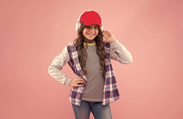 Chica adolescente feliz con mirada hipster en los auriculares modernos, de vuelta a la escuela —  Fotos de Stock