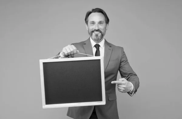 Man elegant costum director de companie de afaceri arată informații tablă spațiu de copiere, pași spre conceptul de succes — Fotografie, imagine de stoc