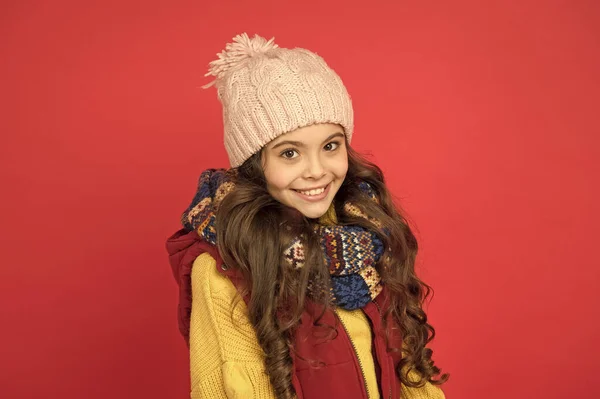 Glad barn flicka med långt hår och varma kläder, leende skönhet — Stockfoto
