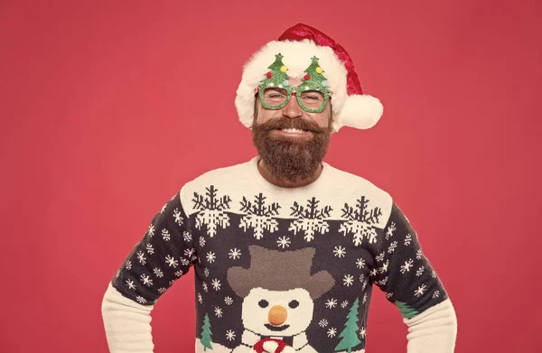 Noël. pull tricoté d'hiver. hipster à la fête du nouvel an. vacances amusantes. Fêtons ça. acheter des cadeaux et des cadeaux. boutique de Noël. heureux santa claus homme en chapeau et lunettes. mature mec de Noël — Photo