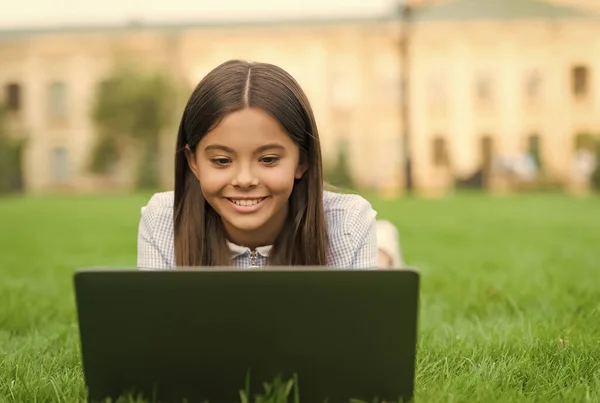 Sorridente ragazza adolescente carina avendo chat online o videochiamata con un amico sul computer portatile, comunicazione scolastica — Foto Stock