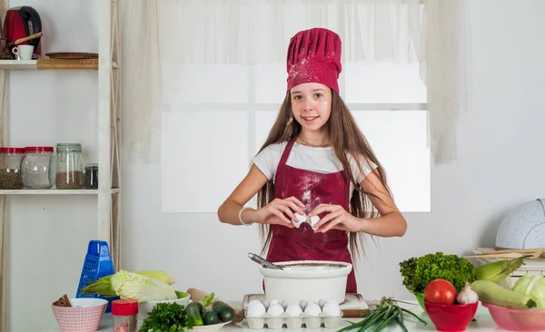 비타민 이 풍부하다. 다이어트. 어린 빵집 아이 가 부엌에서 식사를 준비하고 있습니다. 저녁으로 요리하기 — 스톡 사진