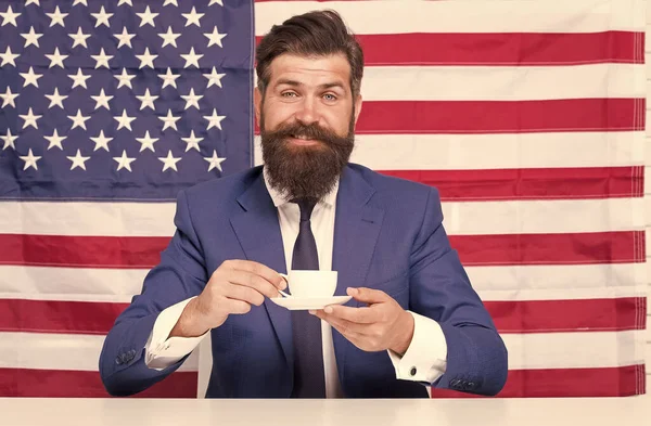 Бизнесмен в костюме красивый мужчина пьет кофе, американская концепция напитков — стоковое фото