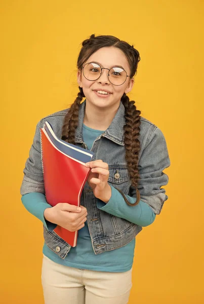 Lees goede boeken om te groeien. Gelukkig kind houden boeken gele achtergrond. Bibliotheeklezer. Ik leer lezen. Thuis lezen. Terug naar school. Literatuur en taal. Fantasie en verbeelding. Lees af en toe. — Stockfoto