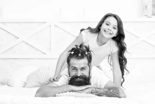 Lleno de felicidad. divertido papá teniendo fresco peinado hecho por el niño. Día de los niños. divertido tiempo libre en la infancia. Relájense juntos. hija con padre disfrutar el domingo. feliz familia de adolescente chica y papá — Foto de Stock