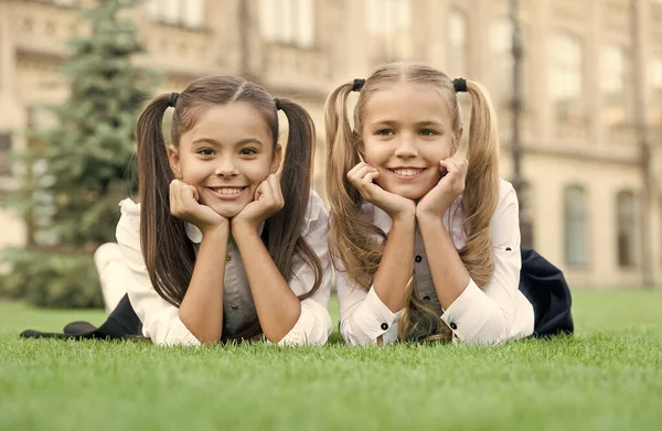 Amis de l'école vêtements formels relaxant sur l'herbe verte, concept futur réussi — Photo