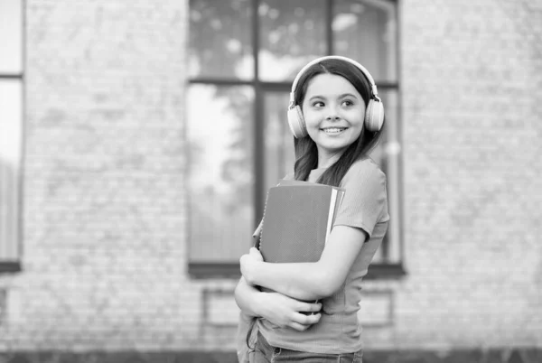 Teen girl škola student s stereo sluchátka nové technologie, pozornost na zvukové koncepce — Stock fotografie