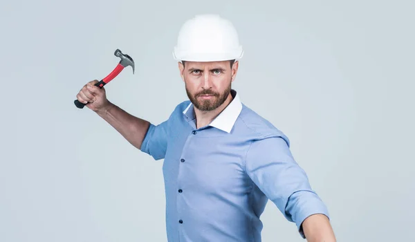 Capo d'affari con barba e setole indossare cappello duro tenere martello, giorno del lavoro — Foto Stock