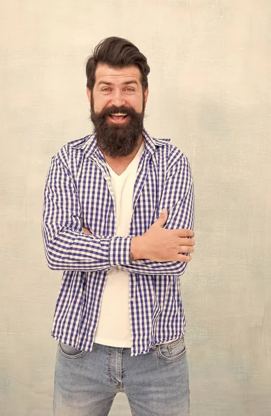 Homem barbudo com barba raspada cabelo feliz sorrindo em estilo casual, moda — Fotografia de Stock
