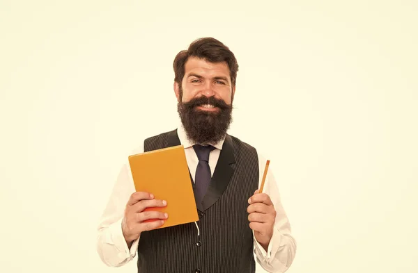 Gelukkig mannelijk leraar houden boek en pen voor les op school, literatuur onderwijs — Stockfoto