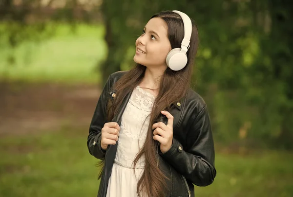 Hipster dziewczyna słuchanie muzyki nowoczesne słuchawki natura tło, nastrój i emocje pojęcie — Zdjęcie stockowe