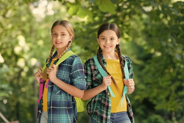 Viaje familiar. Paisaje natural para niños pequeños. Viaje de mochilero. Destino de viaje. Vacaciones de verano. Tendencia de moda casual. Wanderlust. Amistad infantil. Viaje se mide mejor en amigos —  Fotos de Stock