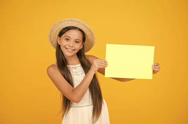 Concept de voyageur pour enfants. soldes d'été. heureuse petite fille tenir du papier blanc. espace de copie. Vacances chaudes. se rendre dans des pays chauds. Enfant printemps mode. fille en chapeau de paille. publicité — Photo