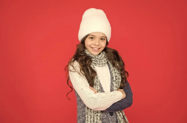 Χαρούμενη έφηβη με ζεστά χειμωνιάτικα ρούχα στις διακοπές των Χριστουγέννων, πλέξιμο — Φωτογραφία Αρχείου