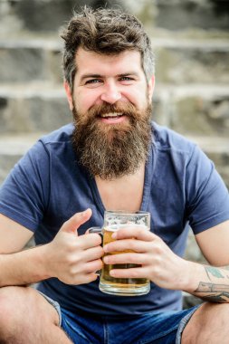 Alkollü bira içeceğiz. Haftasonu. Vahşi erkeğin dinlenmeye ihtiyacı var. Sakallı, bira içen olgun bir hippi. Dışarıda bira bardağıyla sakallı bir adam. En iyi birayı yapıyorum.