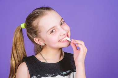 Aç çocuk. Akıl sır ermez tatlıya düşkünlük. Gülen kızın elinde menekşe rengi şekerlemeler var. Tatlıya düşkünlük. Uzun saçlı kız şekeri ve şekeri seviyor. Kalori ve diyet