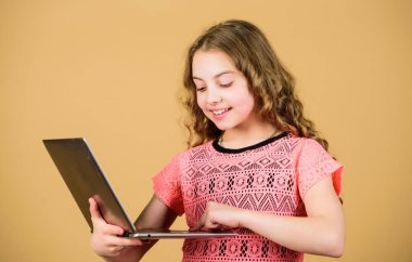 Bilgisayarı kullanan küçük bir çocuk. Dijital teknoloji. İnternette sörf yapmak. Kendi blogunu oluştur. Kişisel blog. Sosyal ağlar ve blog. Bilgi kaynağı. Modern hayat. Blog konsepti. Dizüstü bilgisayarı olan kız