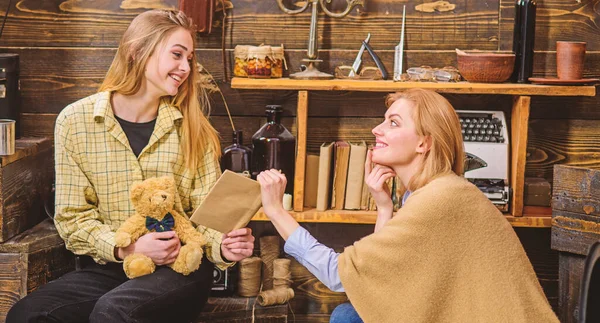 Hermosa mamá y niña sonriendo y mirándose, concepto de diversión e intimidad. Madre e hijo aprendiendo poema de memoria o leyendo un libro juntos. Mujer ayudando a hija adolescente con la tarea — Foto de Stock