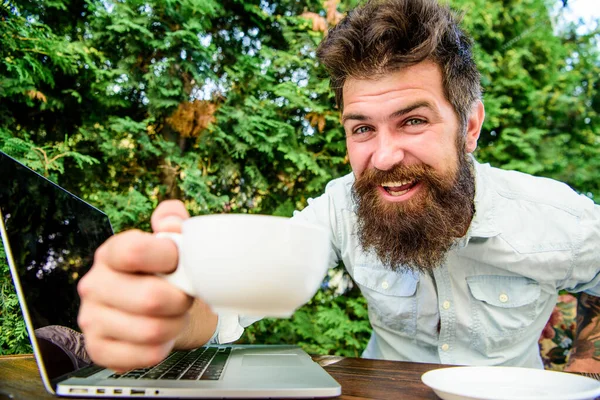 Happy Man werkt aan laptop. brutale bebaarde hipster bij koffiepauze. kantoormedewerker. Succesvolle zakenman. Agile zaken. Zakelijk succes. Een perfecte deal. Grote beslissingen nemen — Stockfoto