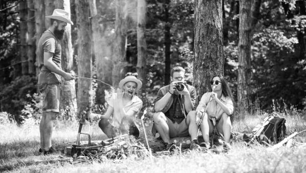 Σταματήστε για σνακ κατά τη διάρκεια της πεζοπορίας. Οι φίλοι της εταιρείας χαλαρώνοντας και έχοντας σνακ πικνίκ φόντο φύση. Κάμπινγκ και πεζοπορία. Οι πεζοπόροι της εταιρείας χαλαρώνουν στο δάσος πικνίκ φόντο. Περάστε μεγάλη ώρα για το Σαββατοκύριακο — Φωτογραφία Αρχείου