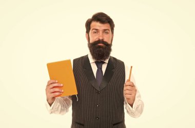 Çalışmaya hazırım. Sakallı adam ders kitabı ve kalem tutuyor. Okul malzemelerine dönelim. 1 Eylül. Resmi eğitim. Özel ders. Evde eğitim. Okuma ve yazma. Dilbilgisi ve edebiyat