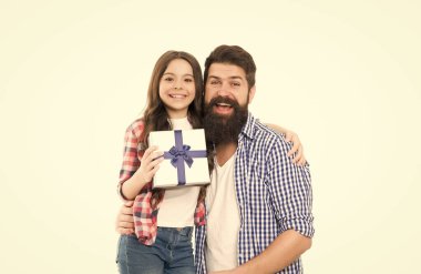 İyi tatiller. Baba ve kızı açık bir hediye. Aile geleneği. Baba ve küçük kız arkadaş canlısı. Şimdiki zaman mutluluk demektir. Doğum günü hediyesi konsepti. Boks günü. En yakını için sürpriz. Özel bir şey.