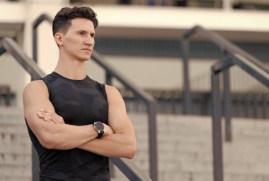 Aklında büyük başarılar, merdivenlerde konsantre yakışıklı sporcu