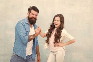 Aile güçtür. Küçük çocuk ve baba bilek güreşinde yarışıyorlar. Güç karşılaştırması. Çatışma ve muhalefet. Spor müsabakası. Babalar Günü. Çocuklar Günü 'nde. Aile değerleri. Kız gücü