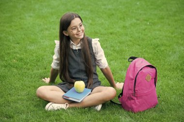 En iyi hissetmen için ihtiyacın olan şey. Mutlu çocuk yeşil çimlerde rahatla. Okul yemeği. Yemek molası. Sağlıklı beslenme ve atıştırma. Beslenme eğitimi. Vejetaryen diyeti ve diyet. Kahvaltı mı öğle yemeği mi?