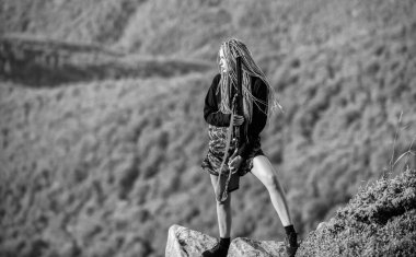 Seksi avcı. Adalet için savaş. Askeri moda. Ordu keskin nişancısı. Silah dükkanı konsepti. Cinsiyet eşitliği. kafa avcısı kamuflajı. Silah ruhsatı. Silahlı kadın suikastçı. Savaş zamanı. Kadın asker