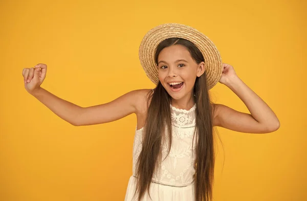 Esto realmente está sucediendo. vacaciones de verano y viajes. niño usar sombrero de paja. niño listo para la temporada de playa. moda del tiempo soleado. felicidad infantil. niña pequeña tiene belleza natural. feliz día de los niños —  Fotos de Stock