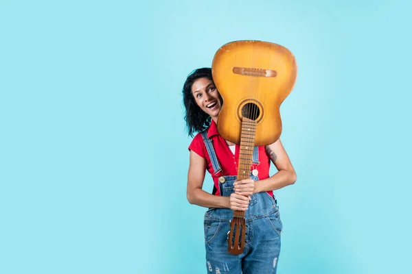 Jolie femme heureuse avec des cheveux bruns jouer de la guitare acoustique, vocal — Photo