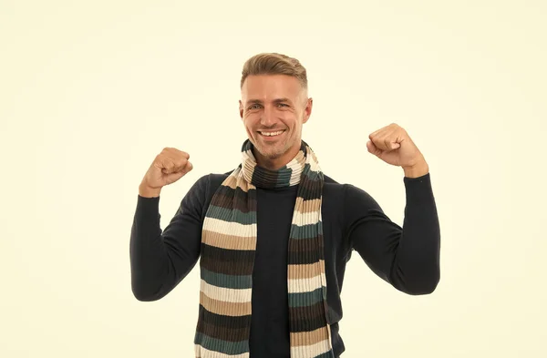 Gagnant quotidien. excité isolé sur blanc. Garde le cou au chaud. Je me sens bien. homme heureux en écharpe tricotée. gai gars célébrer le succès. accessoire de tricot masculin. vêtements d'hiver chauds mode — Photo