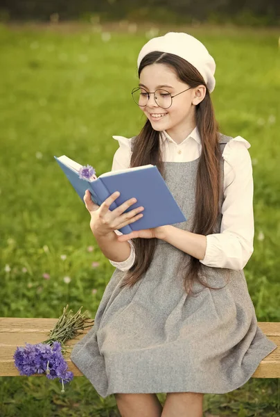 优雅的女学生在公园看书，法语概念 — 图库照片