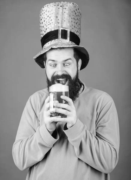 Alkol içeceği. İrlanda geleneği. Vahşi sakallı hippi adam bira içiyor. İrlanda barı. Bira içme kısmı kutlama. Festival ve tatil menüsü. Geleneksel boyalı yeşil bira. Patricks partisi başlasın. — Stok fotoğraf