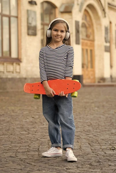 Bom para o transporte. Criança segura penny board ao ar livre. Conceito de transporte. Transporte de verão. Actividade recreativa. Desporto e saúde. Lazer e tempo livre. Viajar e vaguear — Fotografia de Stock