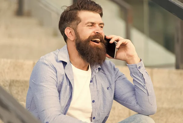 Me alegra volver a oírte. Comunicación móvil. Conversación móvil. Hombre con fondo urbano smartphone. Un hombre guapo con teléfono al aire libre. La vida moderna. Llamando a un amigo. Hablando de concepto. Información al público — Foto de Stock